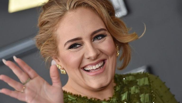 Adele aparece irreconhecível em show das Spice Girls e revela: ”Fiquei bêbada com as garotas”