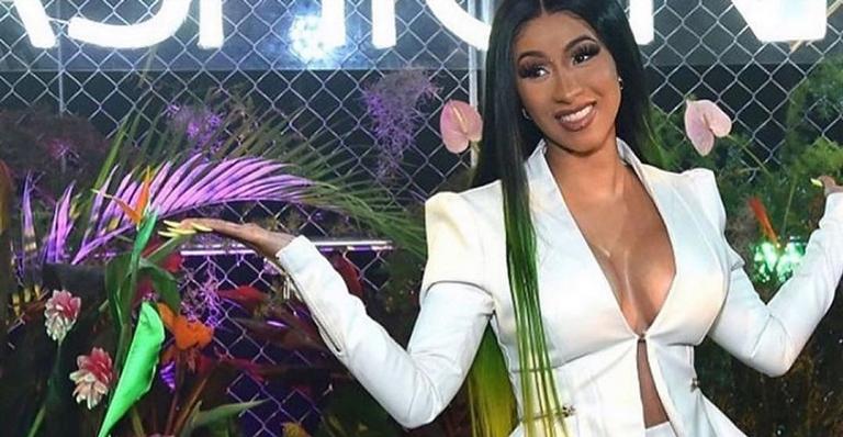 Cardi B passa por apuros com figurino e acaba terminando o show de forma inusitada