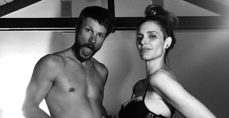 Fernanda Lima deixa barrigão em evidência e ostenta look avaliado em mais de R$10 mil