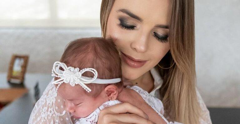 Em foto ao lado do primo, filha de Thaeme Mariôto faz cara feia e diverte com expressão