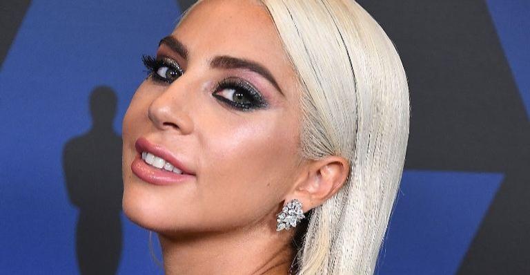 Lady Gaga beija rapaz casado no palco e divide opiniões na internet: ”Isso não se faz”