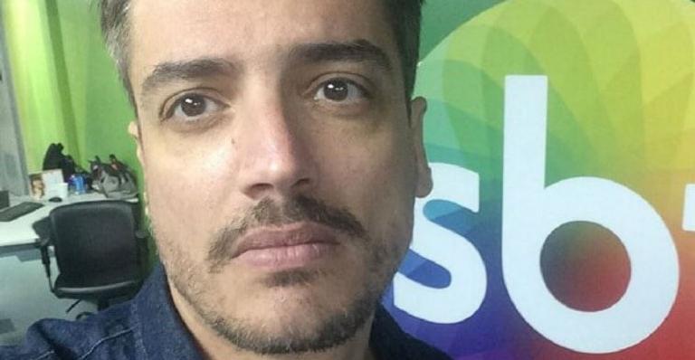 Leo Dias retorna ao ‘Fofocalizando’ após tempo afastado: ”A louca voltou! Se preparem”