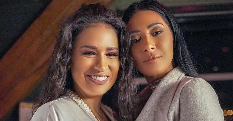 Beleza em dose dupla! Simone e Simaria aparecem em clique raro de lingerie