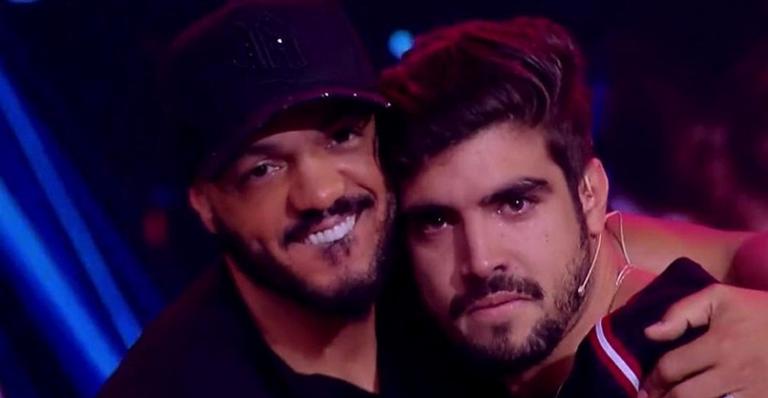 Cachê de Belo aumenta 30% após música em cena picante de Caio Castro