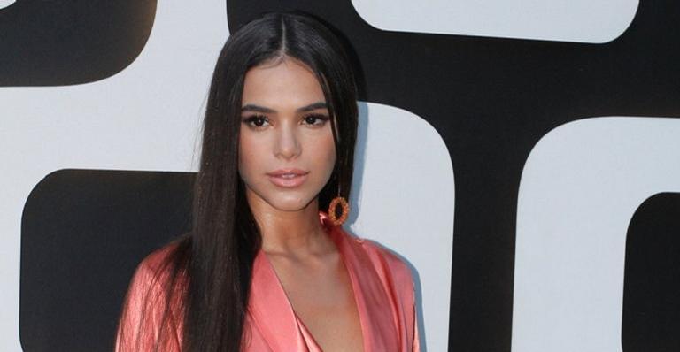 Bruna Marquezine mostra detalhes do seu closet ao provar vestido