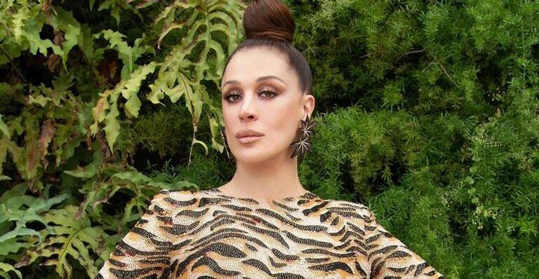 Claudia Raia dá selinho em apresentadora e se declara