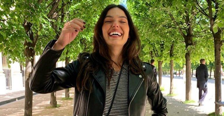 Isis Valverde posa em foto com o filho e ”dobrinhas” do bebê encantam a web