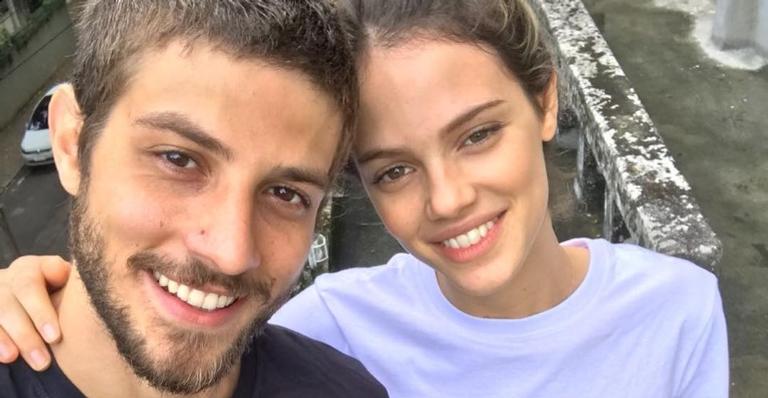 Chay Suede e Laura Neiva estão esperando uma menina, diz colunista