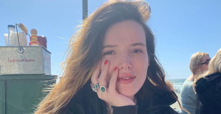 Bella Thorne cai no choro ao responder crítica de Whoopi Goldberg pela divulgação de nudes