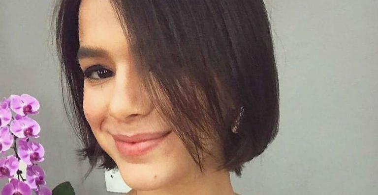 Bruna Marquezine corta o cabelo e exibe resultado em selfie