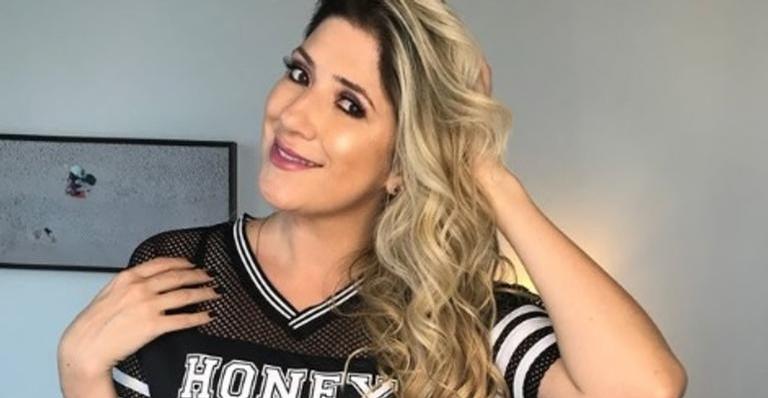 Na Espanha, Dani Calabresa surpreende ao aparecer de topless e fio dental
