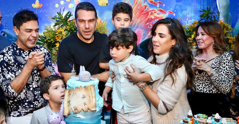 Zilu Godoi e Zezé Di Camargo posam juntos em foto na festa do neto