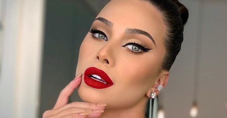 Solteira, Flavia Pavanelli posa de biquíni fio dental e coloca bumbum para jogo