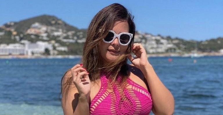 Geisy Arruda curte dia de praia em Ibiza e coloca o corpão para jogo com maiô de crochê