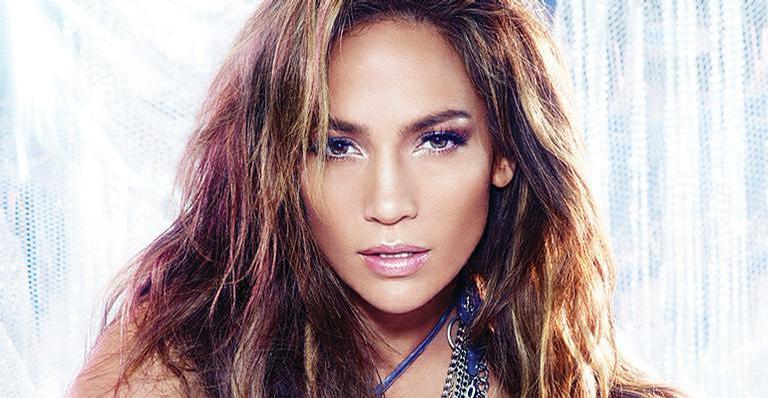 Com quase 50 anos, Jennifer Lopez impressiona com músculos e bumbum perfeito