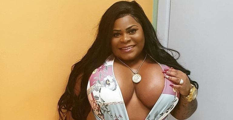De look neon decotado, Jojo Todynho exibe seios volumosos e juntos