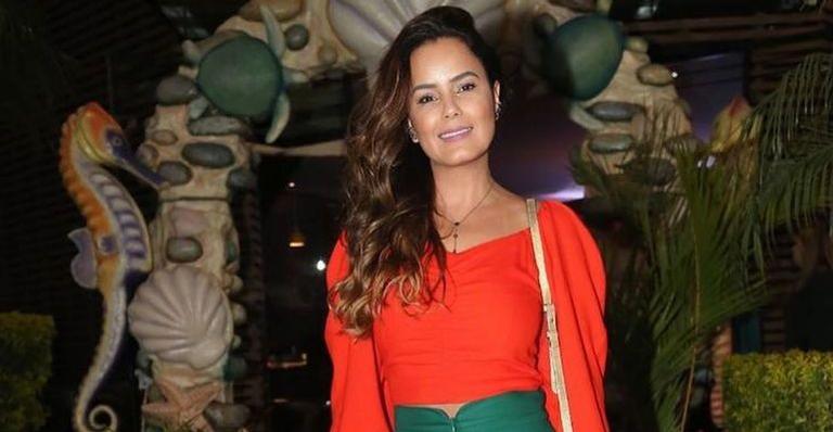 Luciele Di Camargo escolhe look colorido para festa de filho de Wanessa Camargo e surpreende