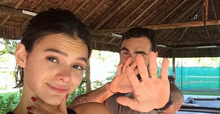 Bruna Marquezine pega pesado em treino e acaba no chão: ”Corpo sabe que é feriado”
