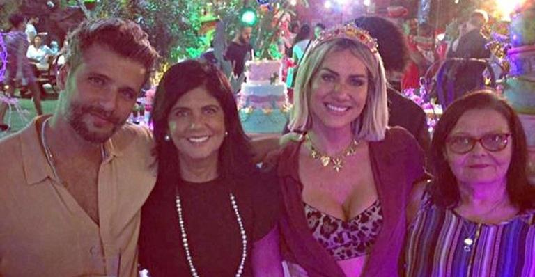 Bruno Gagliasso e Giovanna Ewbank se pronunciam sobre ausência de familiares do ator na festa