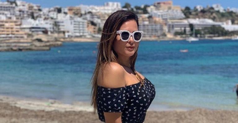 Geisy Arruda mostra demais durante dia ensolarado em Ibiza e fãs deliram