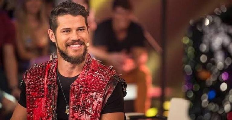José Loreto curte festa e acaba beijando bastante uma bela jovem, diz colunista
