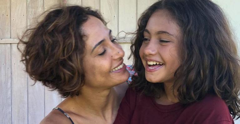 Camila Pitanga recorda instante íntimo de sua vida com foto completamente nua