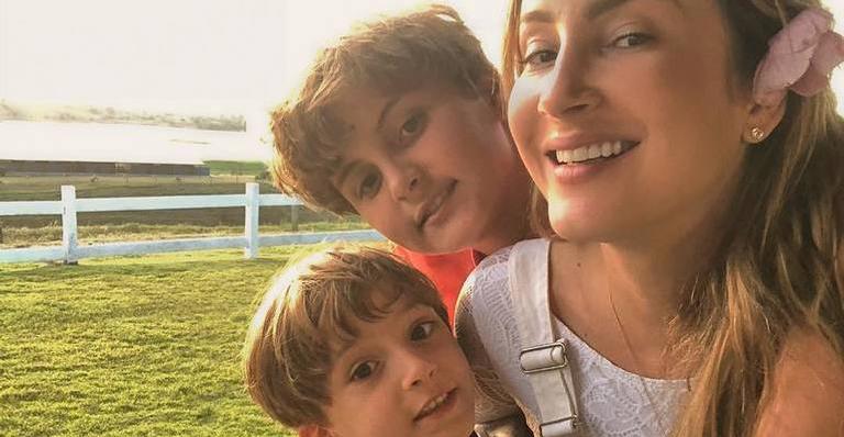 Fofura! Claudia Leitte mostra filhos disputando atenção da irmã na barriga