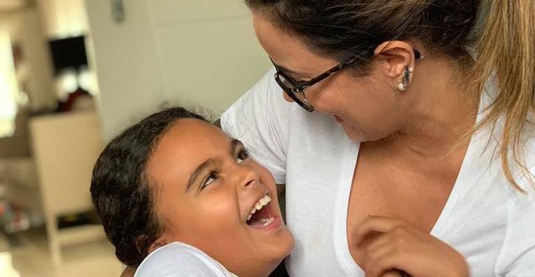 Luciele Di Camargo tenta mostrar semelhança com a filha e fãs rebatem: ”Cara do pai”