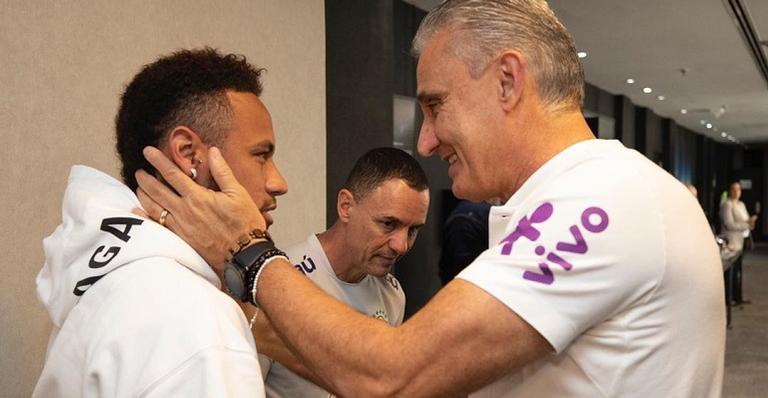Neymar reencontra parceiros da Seleção Brasileira e recebe apoio de Tite