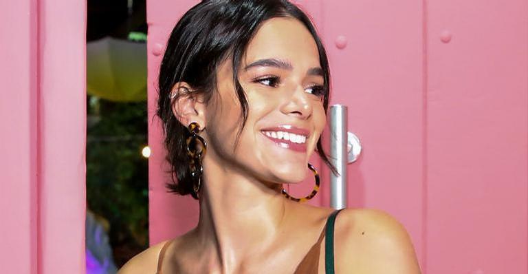 Bruna Marquezine exibe visual após dia no salão e recebe elogios