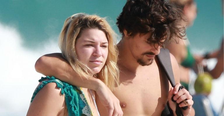 Após fim do namoro com Sasha, Bruno Montaleone é flagrado acompanhado na praia