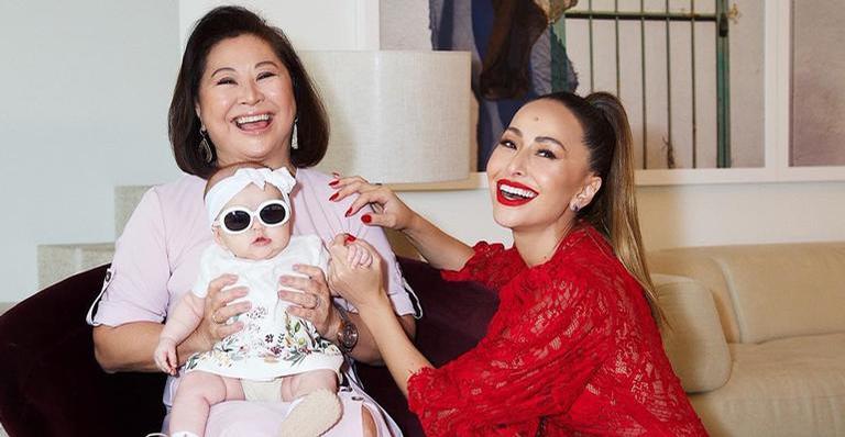 Mãe de Sabrina Sato é internada após sentir dores no peito