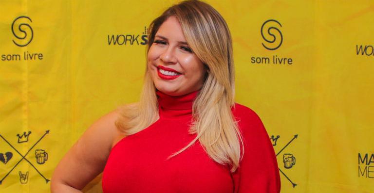 Grávida, Marília Mendonça se apresenta em São Paulo com macacão justinho