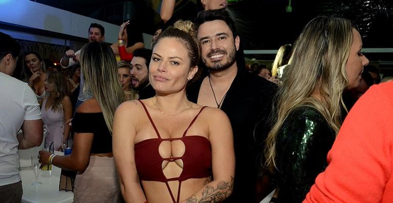 Ex-BBB beija muito durante festa e não se preocupa com a presença das câmeras