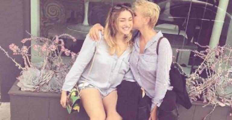 Afastada das redes sociais, Sasha Meneghel recebe apoio da mãe após término do namoro