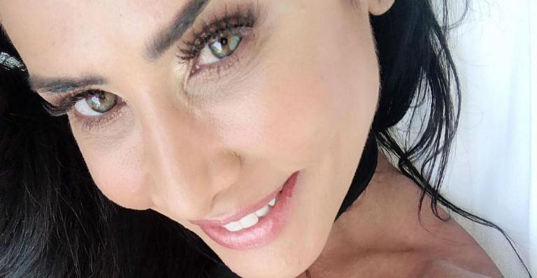 Scheila Carvalho se fantasia de Mulher Maravilha para o aniversário da filha