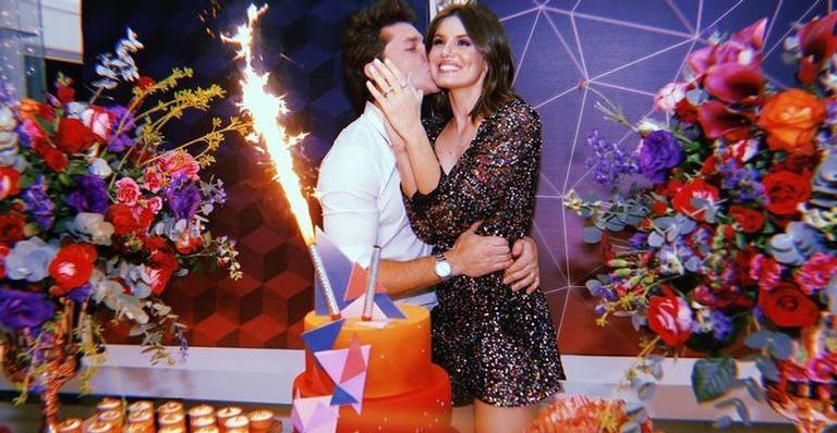 Camila Queiroz e Klebber Toledo comemoram seus aniversários com festa luxuosa