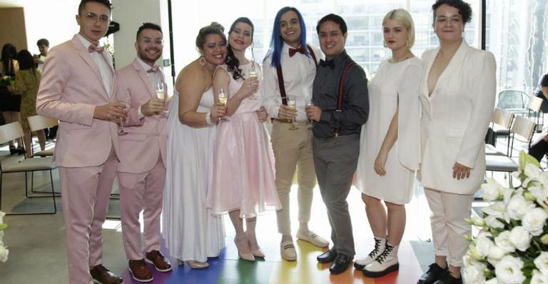 Casais se casam na 23ª Parada do Orgulho LGBTQIA+