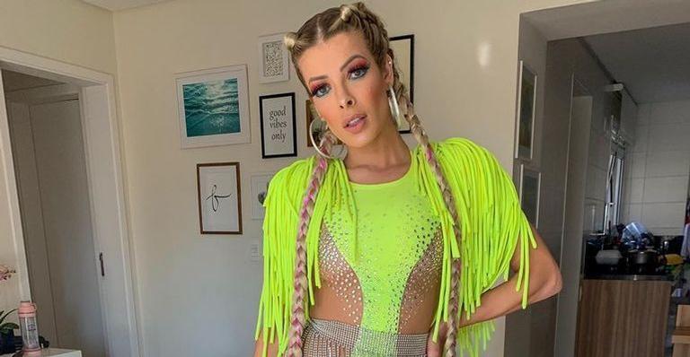Ex-BBB Jaqueline Grohalski é flagrada beijando mulher misteriosa na parada LGBT