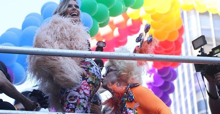 Fernanda Lima surge com look bafônico para curtir a Parada do Orgulho LGBT