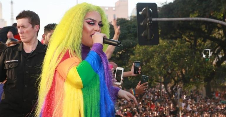 Nas cores do arco-íris, Gloria Groove apresenta sua nova turnê na Parada do Orgulho LGBT