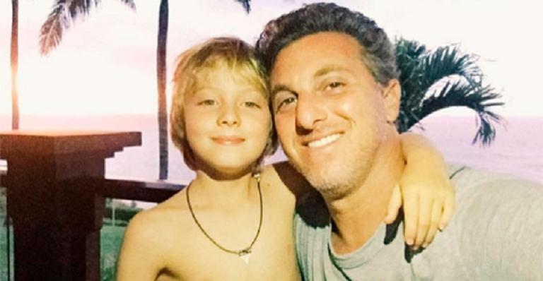 Filho de Luciano Huck teria batido com a cabeça em uma prancha após se desequilibrar