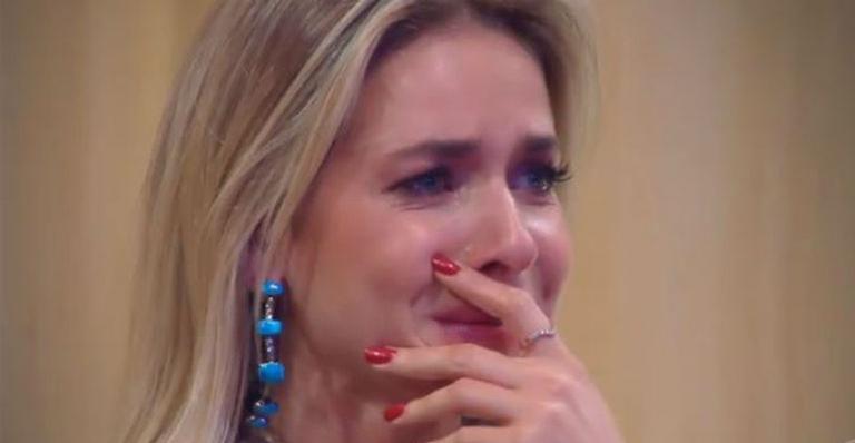 Monique Alfradique chora compulsivamente com homenagem no ‘Tamanho Família’