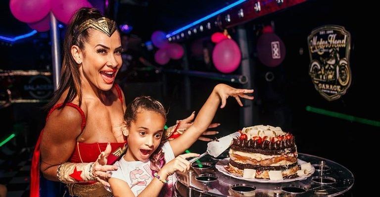 Vestida de heroína, Scheila Carvalho promove festa de aniversário luxuosa para a filha