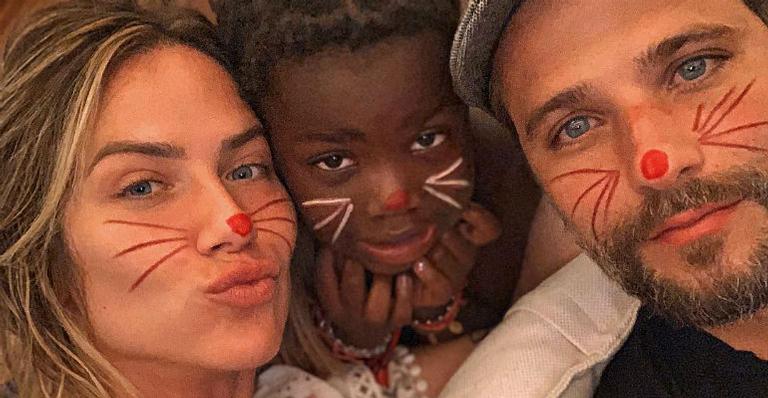 Estilosa, Titi rouba a cena em passeio no shopping com a avó