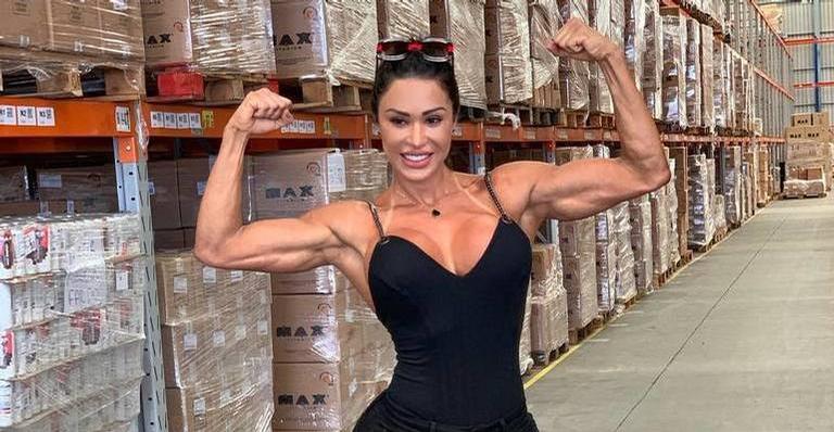 Gracyanne Barbosa faz topless e desabafa: ”Padrão de beleza é você se sentir bem”