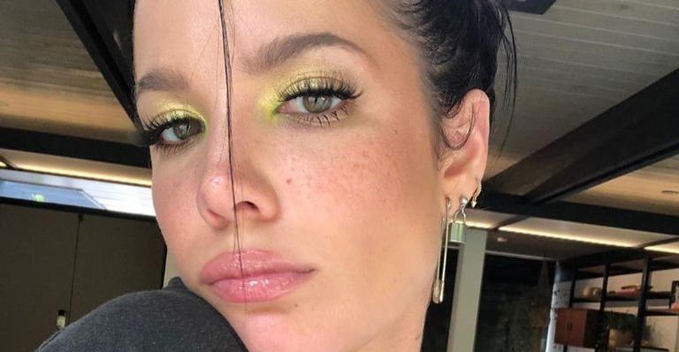 Halsey revela ter sido internada em clínica psiquiátrica para cuidar da bipolaridade e depressão