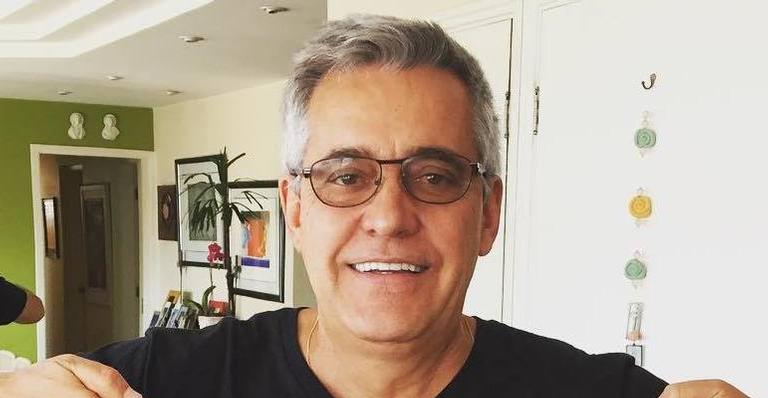 Mauro Naves celebra 60 anos com beijão da mulher: ”Maior fã”