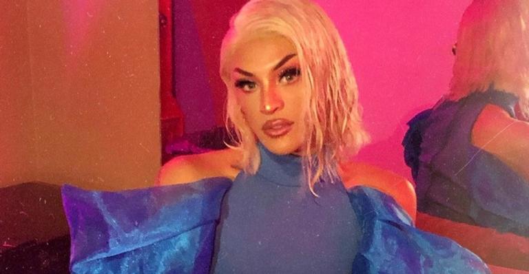 Pabllo Vittar encanta seguidores ao ostentar tanquinho de calcinha fio dental