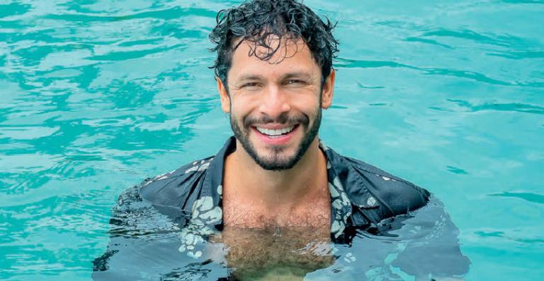 Brasiliense morando no Rio, Rainer Cadete curte Ilha de CARAS em folga da novela
